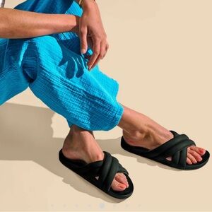 OluKai Hila Women’s Puffy Slide Sandals Size 9